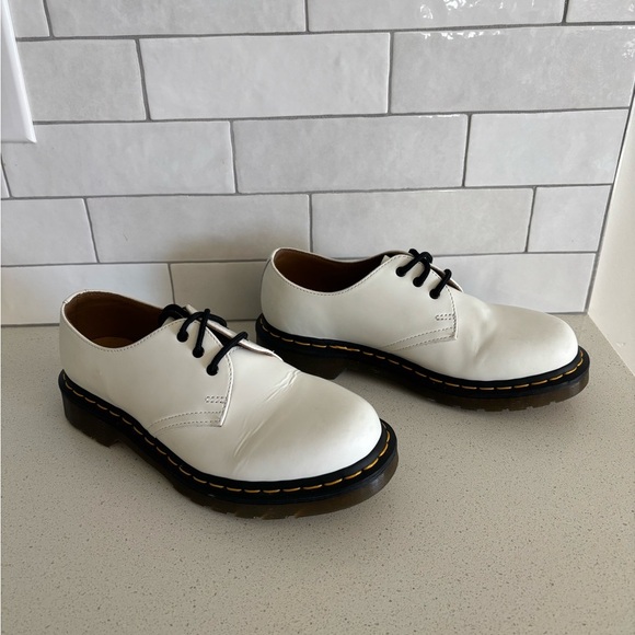 Dr. Martens 26654 Women’s Sz 7 Smooth Leather Oxford Shoes White EUC - Picture 1 of 6